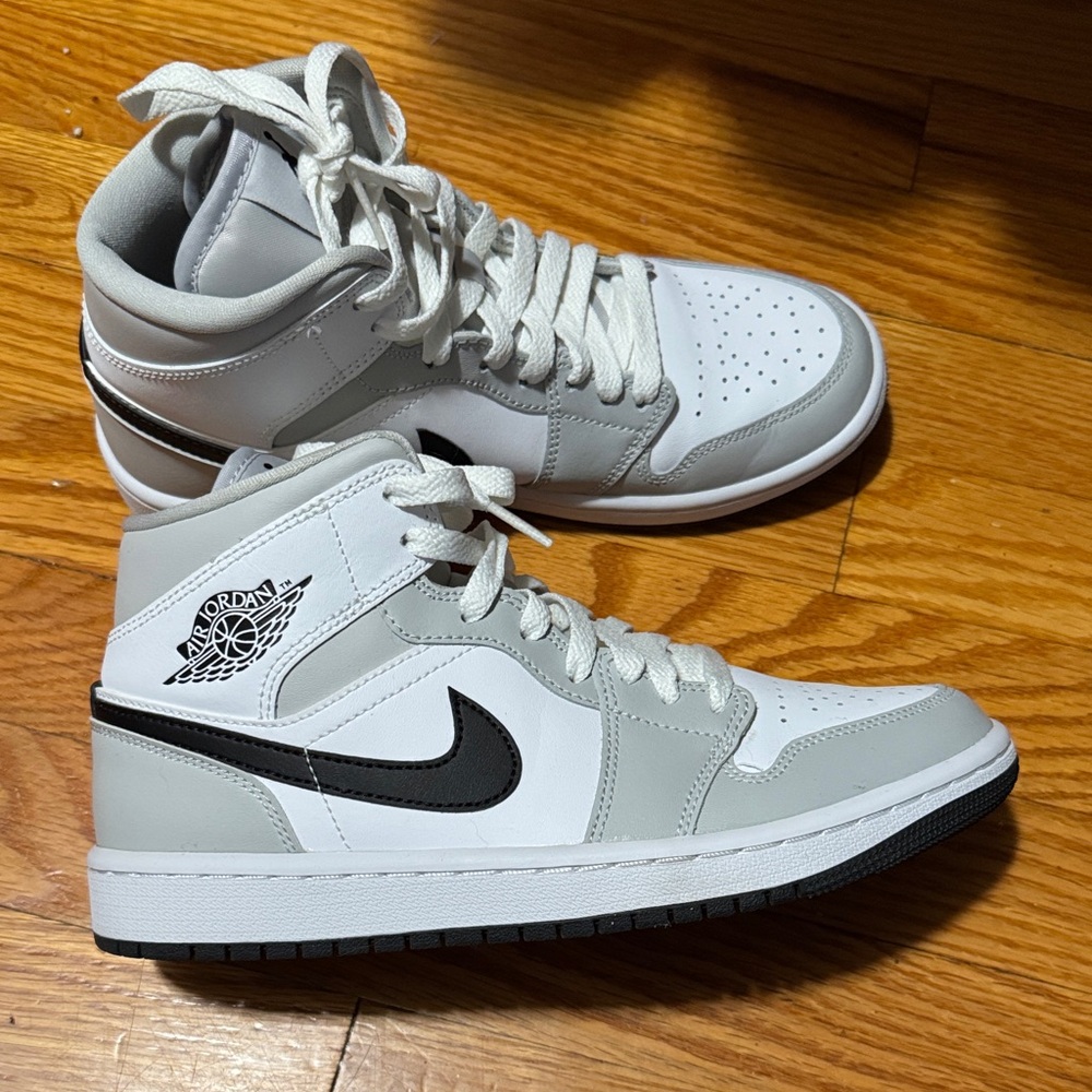 Nike Air Jordan 1 Mid Women’s Light Smoke Grey